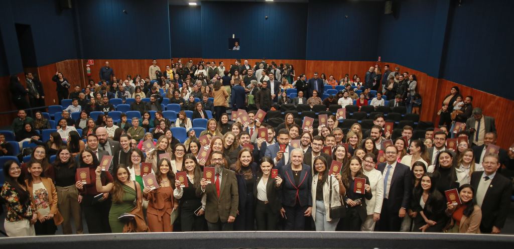 Advogados, advogadas e estagiários recebem carteira da OAB-MT em solenidade realizada na Seccional | Notícia