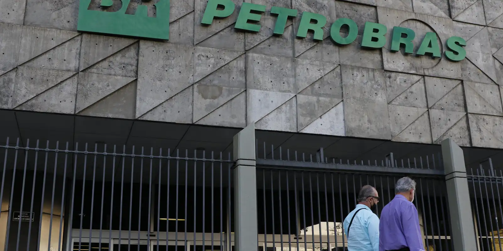 PF vai investigar empresas que não repassam redução dos combustíveis