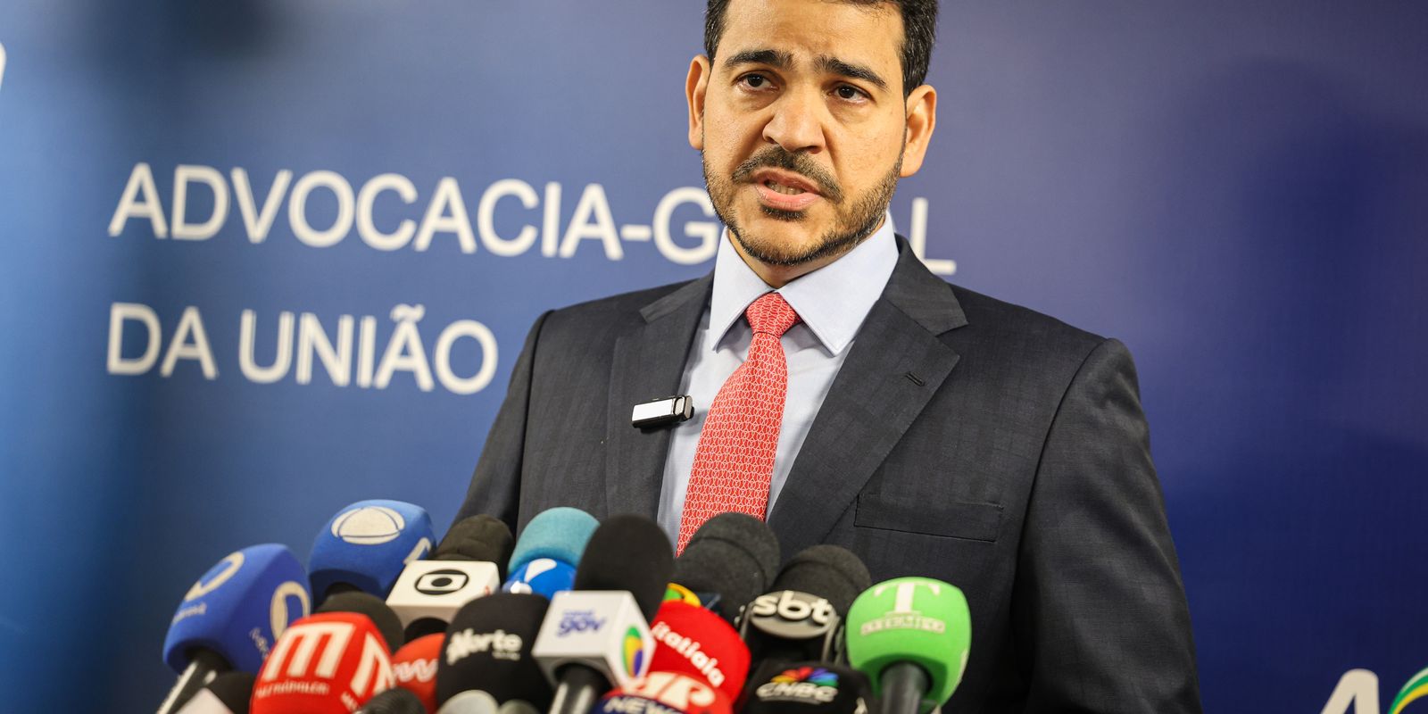 AGU pede à Meta exclusão de chatbots que promovem erotização infantil
