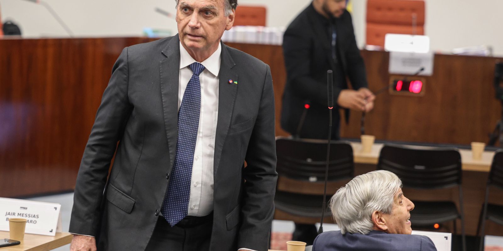 Em prisão domiciliar, Bolsonaro não pode usar celular e receber visita