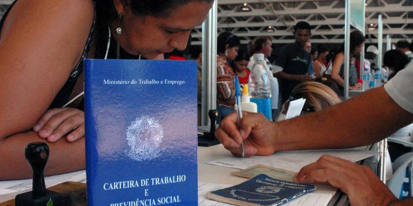 Número de pessoas em busca de emprego cai 21% no segundo trimestre
