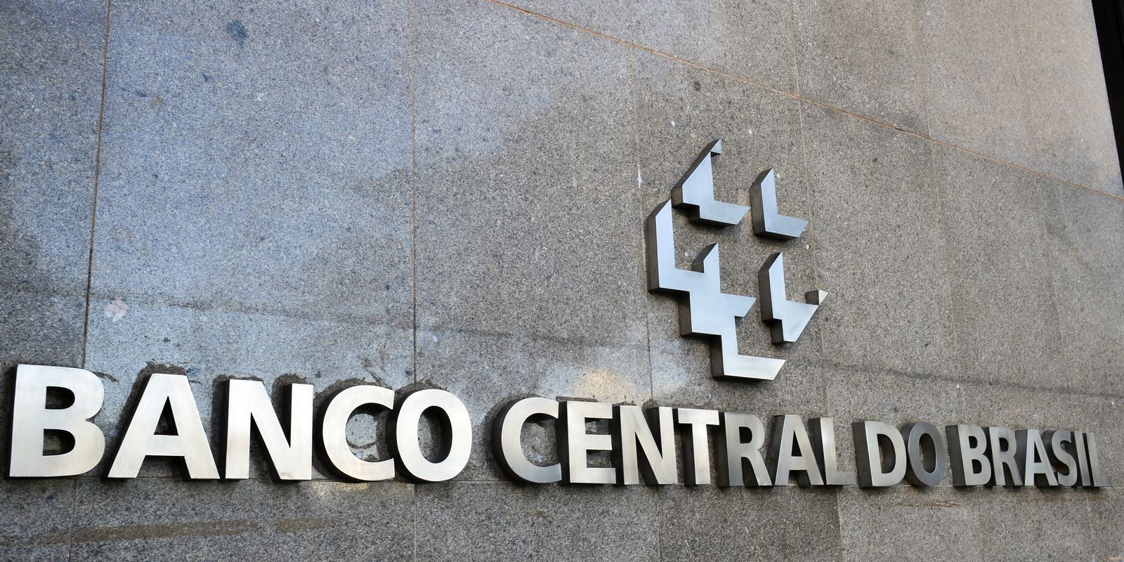 Projeções do mercado para inflação, PIB, Selic e dólar ficam estáveis