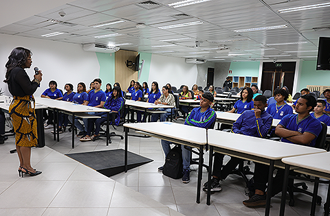 Alunos de escola quilombola conhecem instalações e funcionamento do TRT/MT