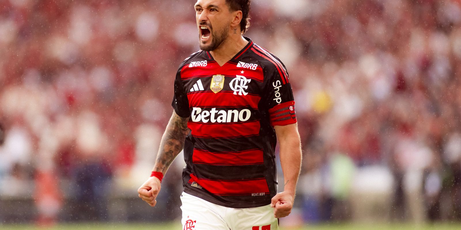 Flamengo vence no Maracanã e empata em número de pontos com Palmeiras