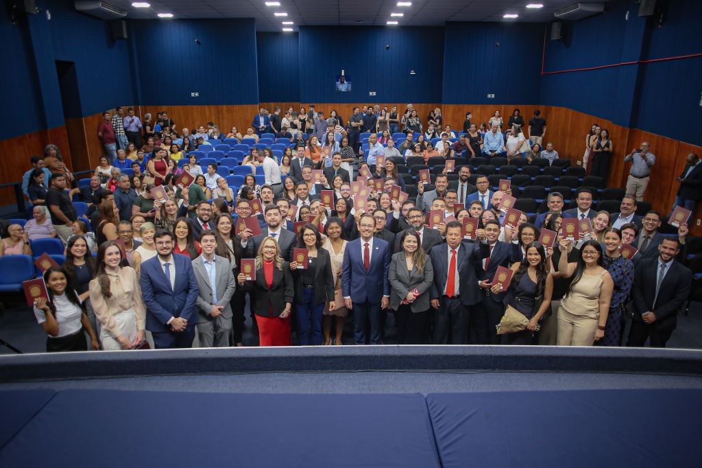 OAB-MT recebe estagiários, advogados e advogadas em solenidade de entrega de carteiras | Notícia