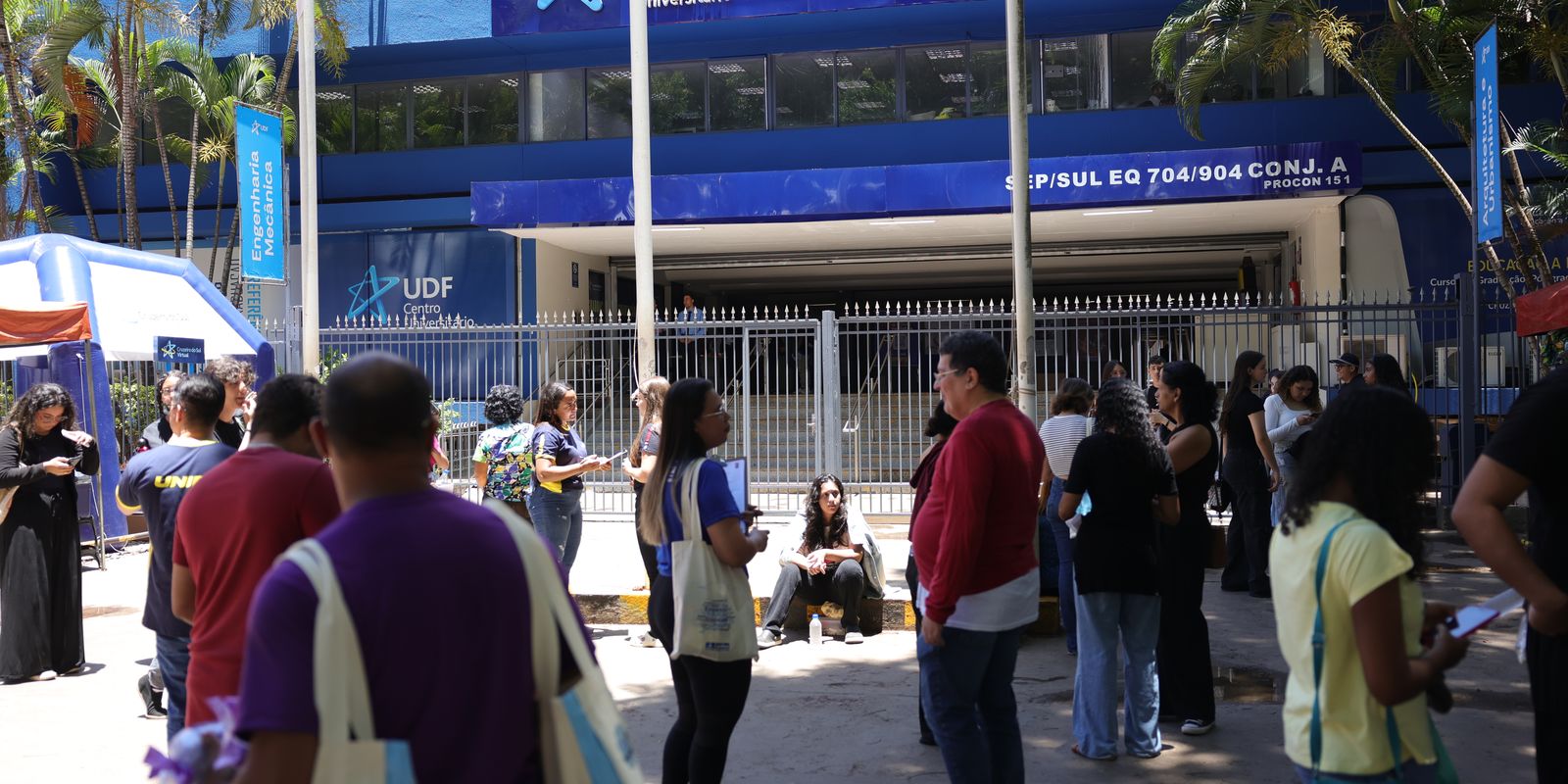 Estudantes chegam cedo para o Enem e relatam histórias de superação