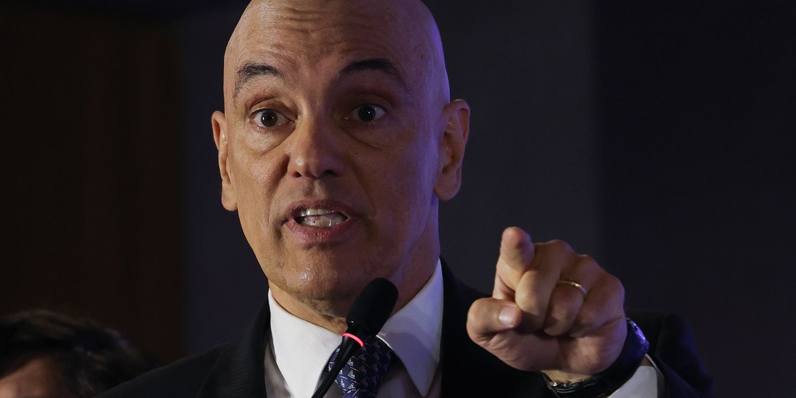 Moraes rejeita pedido de prisão domiciliar humanitária a Bolsonaro
