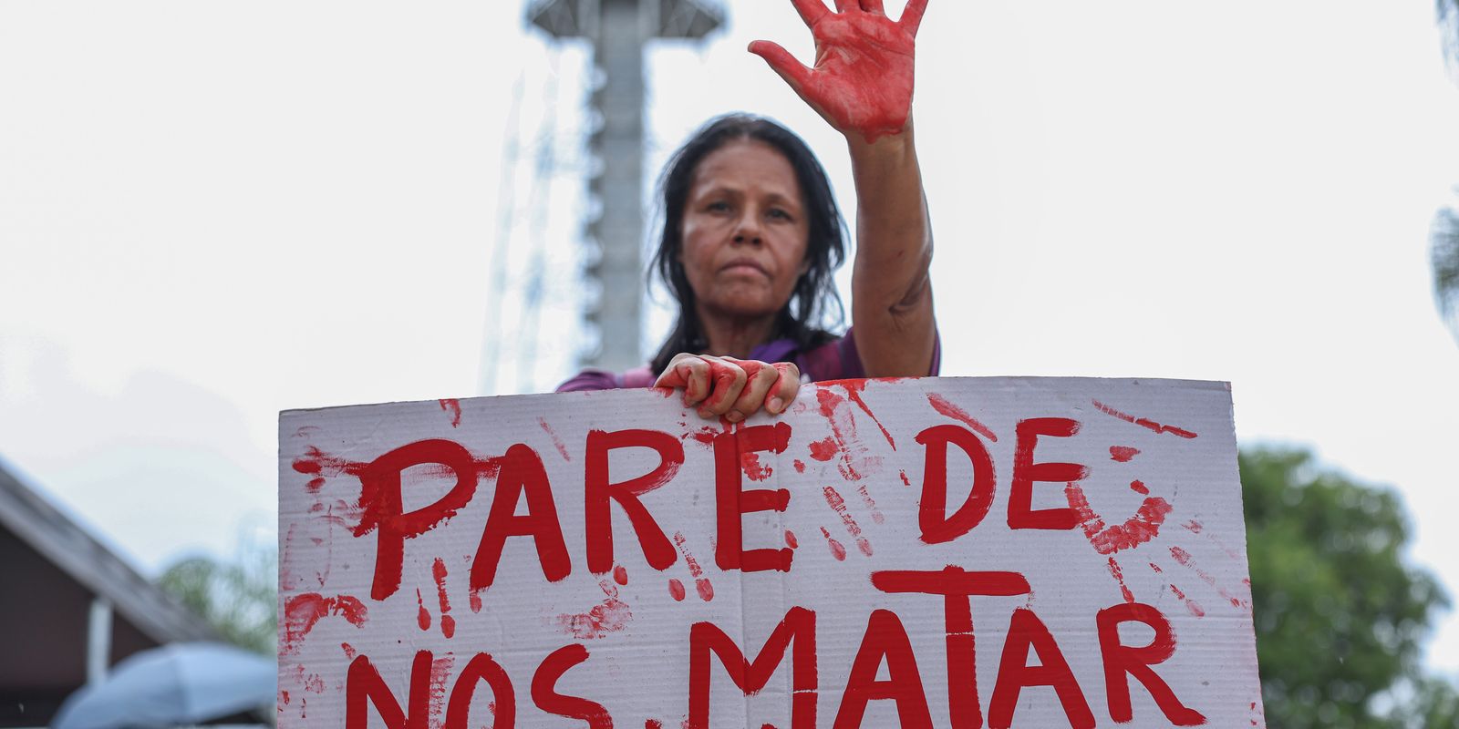 Apesar de medida protetiva, mulher é morta na rua por agressor