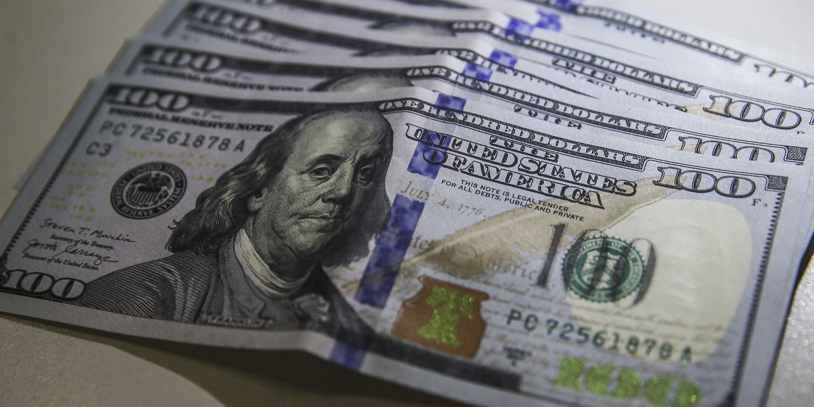 Brasil tem segunda maior saída de dólares da história em 2025