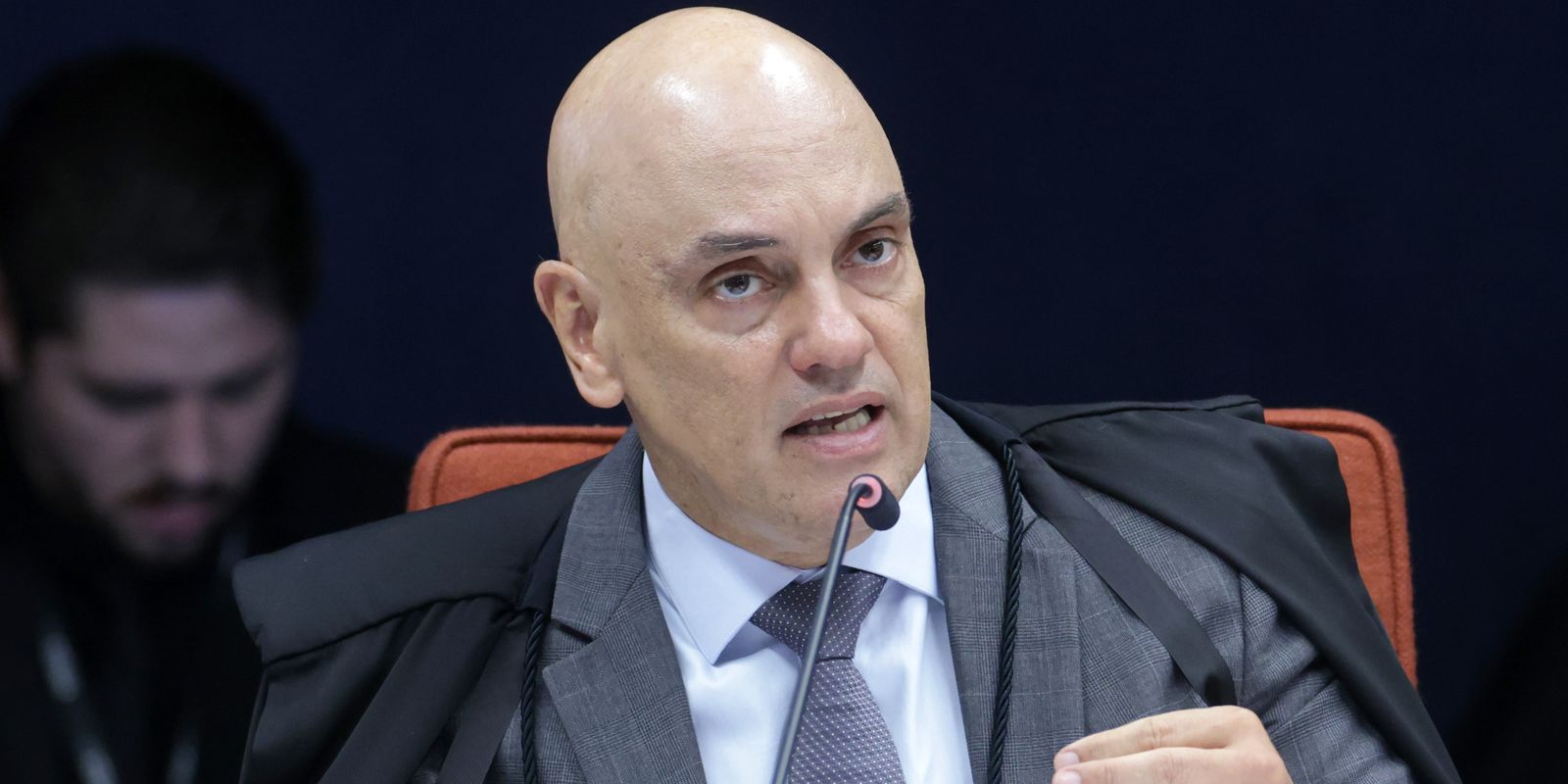 Moraes nega prisão domiciliar e mantém Bolsonaro preso na PF