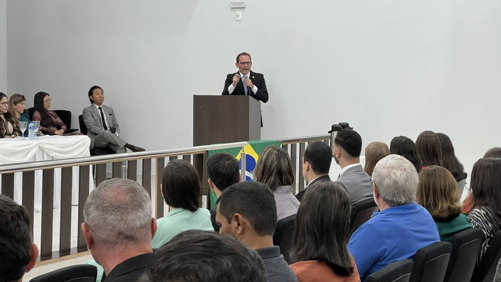 OAB-MT entrega certidões para advogadas, advogados e estagiária de Jaciara | Notícia