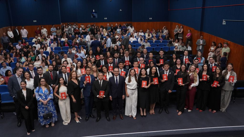OAB-MT realiza a entrega de carteiras para novos advogados, advogadas e estagiários | Notícia