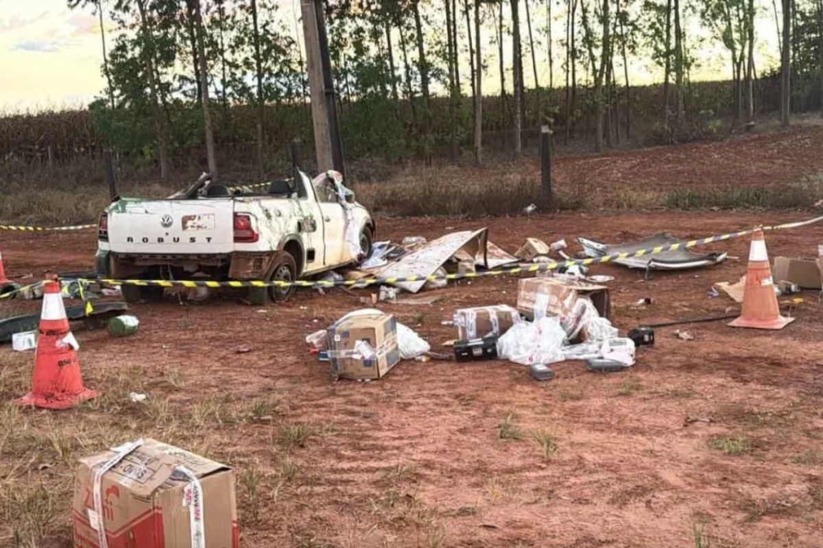 Motorista morre após carro sair da pista e capotar na BR-163