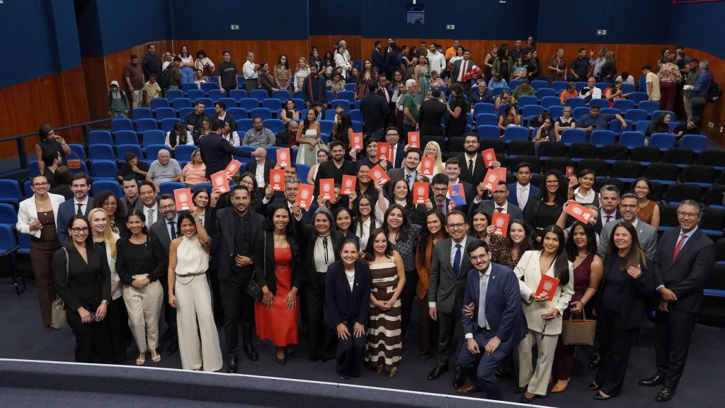 Novos advogados, advogadas e estagiários recebem a sua inscrição na OAB-MT | Notícia