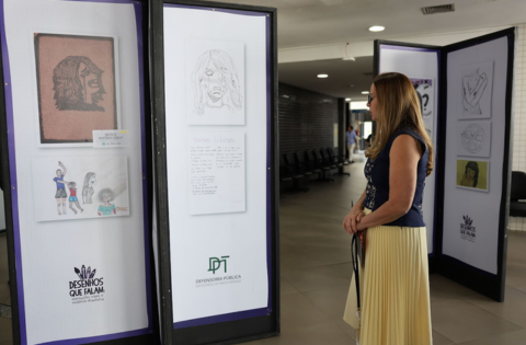 Mostra de desenhos expõe olhar de estudantes sobre a violência doméstica