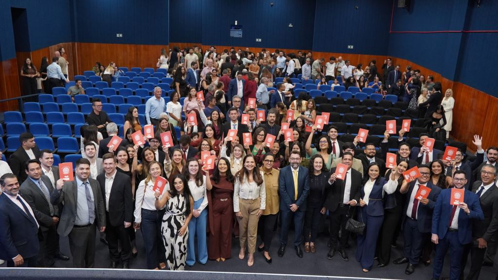 Novos advogados e advogadas recebem a carteira da OAB-MT, durante evento na Seccional | Notícia